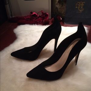Ladies black pumps